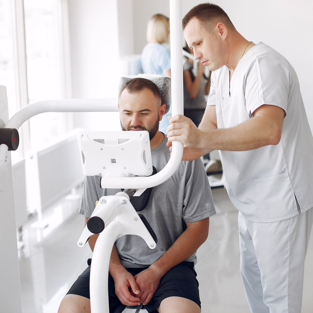doctor-with-a-patient-in-physiotherapy-clinic-MHR3FKF.jpg