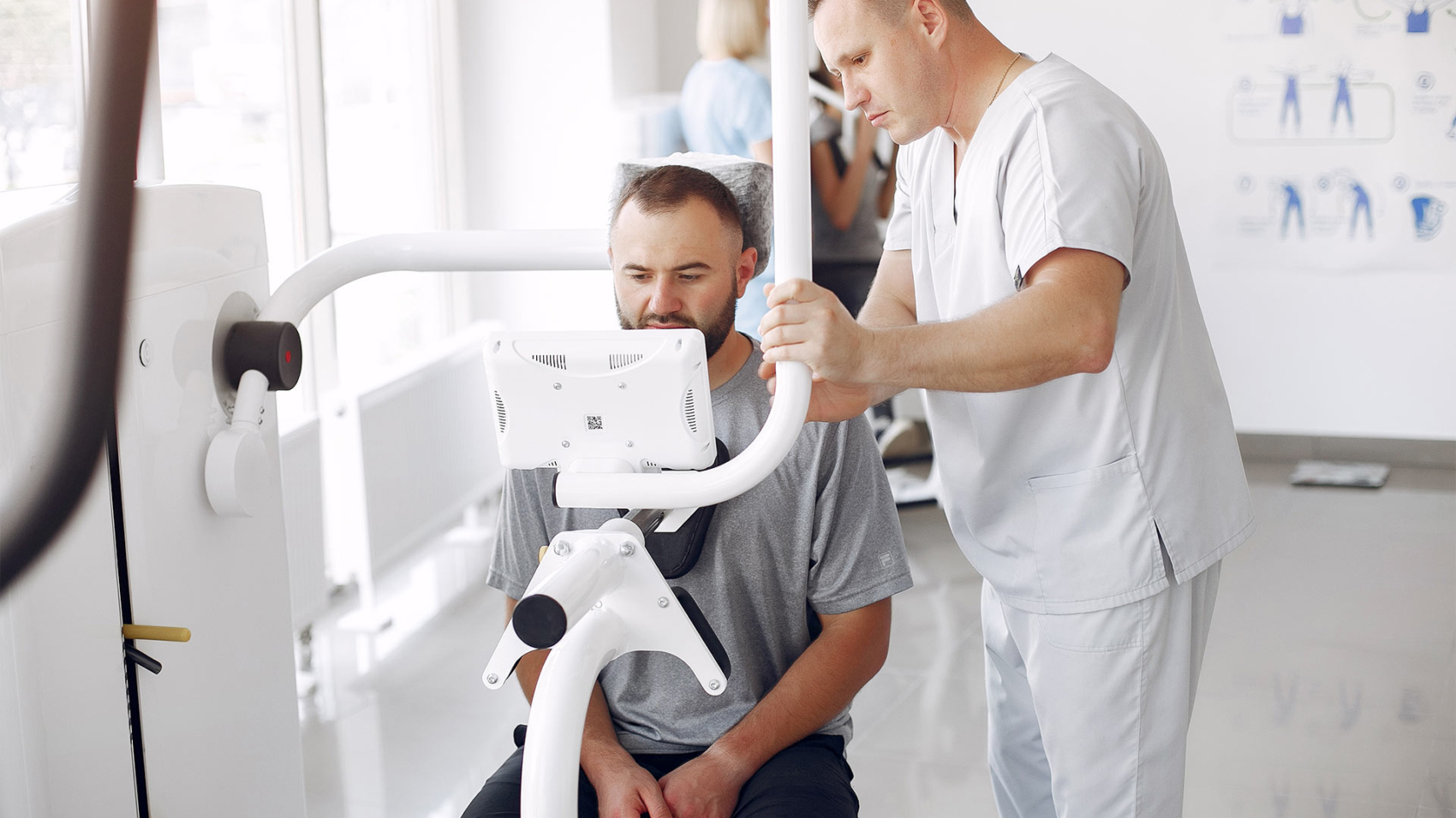 doctor-with-a-patient-in-physiotherapy-clinic-MHR3FKF.jpg